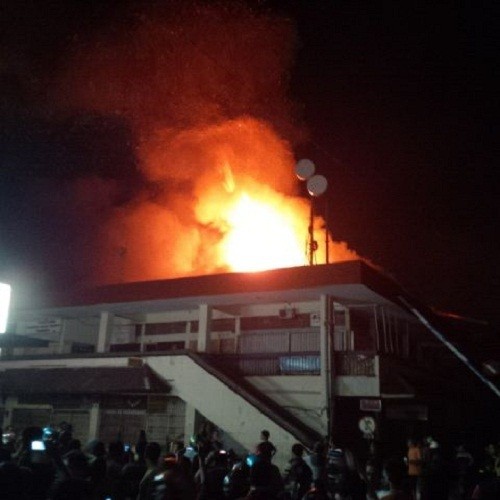 12 Unit Damkar Dikerahkan untuk Padamkan Api di Pasar Klewer Solo