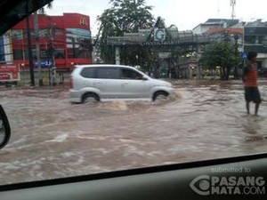 Sejumlah Ruas Jalan di Ibu Kota Masih Tergenang Banjir Hingga Petang Ini