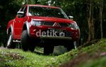 Mitsubishi Strada Triton Taklukkan Lintas Pesisir Barat Sumatera