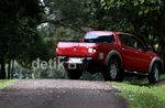 Mitsubishi Strada Triton Taklukkan Lintas Pesisir Barat Sumatera