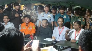 Di Depan Tony Fernandes, Soekarwo Minta Hasil Pencarian AirAsia Tak Ditutupi
