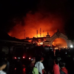 Sudah 7 Jam, Api Masih Berkobar di Pasar Klewer Solo