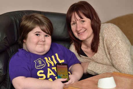 Tangan Lumpuh, Bocah Ini Dapat Ponsel Hands-Free Pertama di Dunia