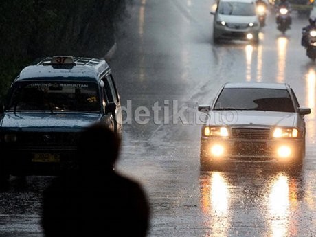 7 Cara Mengemudi Aman Saat Hujan