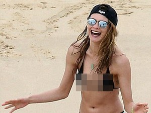 Seksinya Behati Prinsloo Berbikini di Pantai Bareng Adam Levine