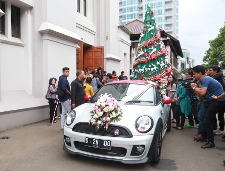 Usai Pemberkatan, Gracia Indri dan David Naik Mini Cooper