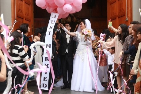 Resmi Menikah, Gracia Indri dan David Lepas Balon ke Udara