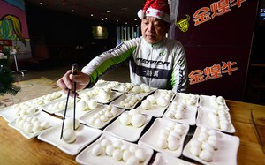 Kurang dari Sejam Pria di Tiongkok Makan 160 Telur untuk Aksi Natal