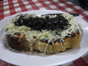 Rekomendasi Restoran: Yuk, Ngemil Roti Bakar yang Hangat Renyah dengan Aneka Topping