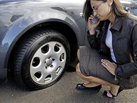Begini Cara Aman Mengendalikan Mobil yang Pecah Ban