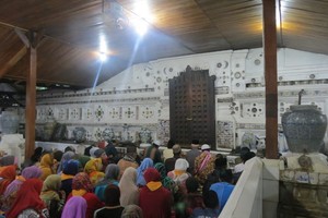 Indahnya Toleransi Muslim & Tionghoa di Makam Sunan Gunung Jati