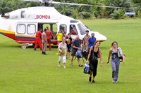Sejumlah turis asing yang terjebak banjir di sebuah resort ternama di salah satu taman nasional Malaysia dievakusi dengan helikopter, Jumat (26/12/2014). Nazirul Roselan/Reuters/detikFoto.
