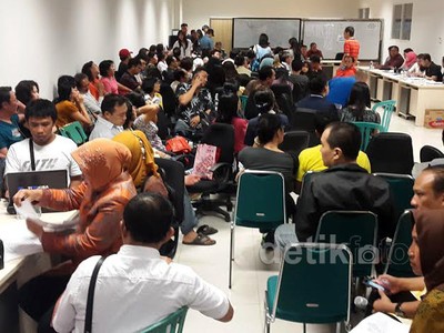 Keluarga Penumpang AirAsia Penuhi Bandara Juanda