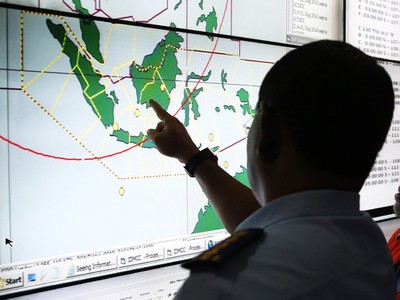 Basarnas Pantau Pencarian AirAsia