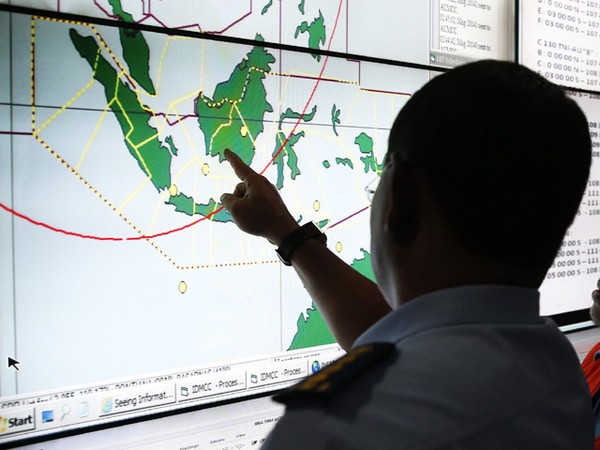 Basarnas Pantau Pencarian AirAsia