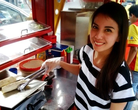 Tya Ariestya Bisnis Kebab di Pasar Manggis