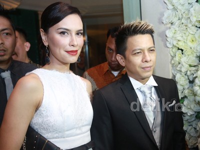 Digandeng Ariel, Sophia Latjuba Senyum-senyum