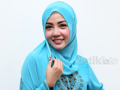 Bella Shofie Tampil Berhijab