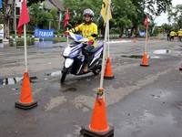 Pengendara wanita diajari safety riding melewati kerucut-kerucut pembatas jalan. (Istimewa/Forwot)