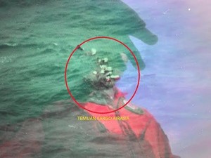 Hercules TNI AU Temukan Kargo AirAsia QZ8501, 65%-nya Masih Utuh