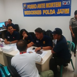 AirAsia QZ8501 Belum Ditemukan, Belasan Keluarga Penumpang Datangi Tim DVI