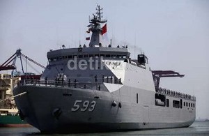 TNI AL Kerahkan KRI Banda Aceh untuk Pusat Komando Pencarian AirAsia