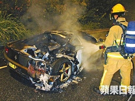 Ferrari Ludes Terbakar di Hong Kong