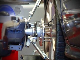 Tanda-tanda Ban Mobil Perlu Spooring