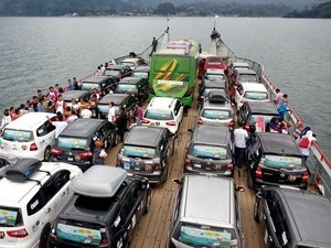 Komunitas Nissan Livina Touring Budaya ke Danau Toba