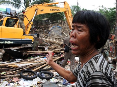 Bangunan Liar Dibongkar, Warga Pasrah