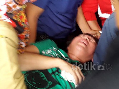 Keluarga Penumpang AirAsia Pingsan