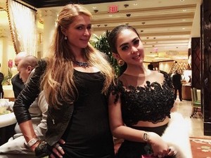 Syahrini Pamer Foto Bareng Paris Hilton