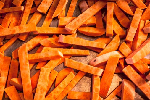 Ubi Manis Panggang yang Renyah Ini Enak Dinikmati dengan Daging Panggang