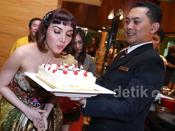 Si Seksi Roro Fitria Rayakan Ultah ke-26