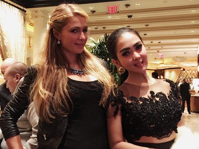 Syahrini Asyik Foto dengan Afrojack Hingga Paris Hilton di Amerika