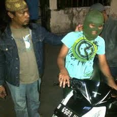 Pemuda Ini Terekam CCTV Curi Sepeda Motor Demi Tahun Baruan