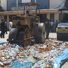 Hindari Pesta Miras Malam Tahun Baru, Polisi Pamekasan Musnahkan 8 Ribu Botol
