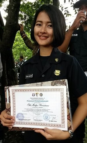 Tangkap Tangan Pencuri di Mall, Perempuan Cantik Ini Raih Penghargaan Satpam Berprestasi 2014