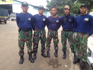Bagaimana Cara Tim Amfibi Bertahan Mencari Korban di Kedalaman 30 Meter?