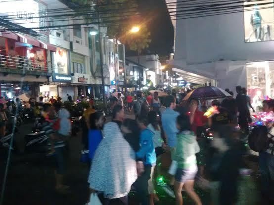 Gerimis Mengundang, Ribuan Orang dengan Terompet Penuhi Jalan di Kuta