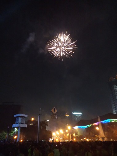 Langit di Monas Mulai Dihiasi Kembang Api dari Pengunjung