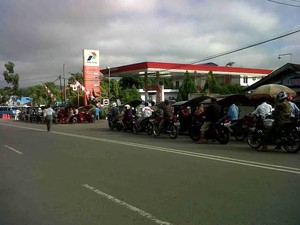 Menko Sofyan Yakin DPR Setuju BBM Turun Harga