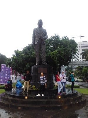 Pengalaman Langka Tahun Baru di Jakarta, Foto Bareng Patung MH Thamrin!