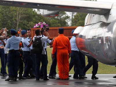 2 Jenazah Korban AirAsia Diterbangkan ke Surabaya