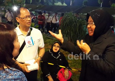 Risma Ngantor di Crisis Center Juanda