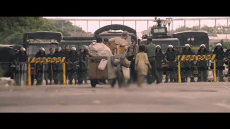 Demonstrasi Besar-besaran dalam Trailer Di Balik 98