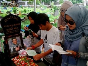 Ditemani Rintik Hujan, Pipik Ziarah ke Makam Uje Jelang Pergantian Tahun