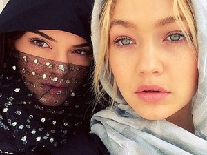 Cantiknya Kendall Jenner dan Selena Gomez Kenakan Hijab di Abu Dhabi