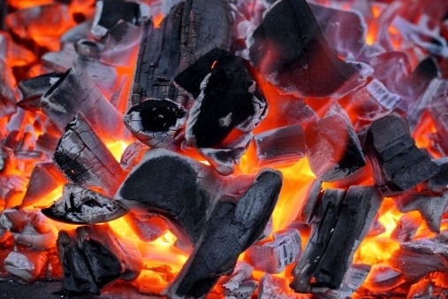 Ini Cara Sukses Bikin Bara Api Arang untuk BBQ