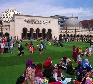 Suasana Seperti di Eropa, Ridwan Kamil Ajak Warga Piknik ke Taman Alun-Alun Bandung